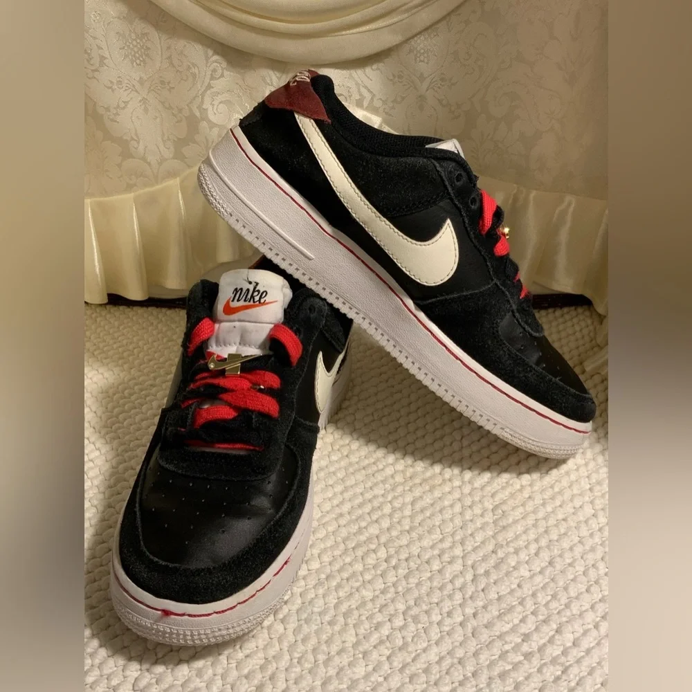 NIKE